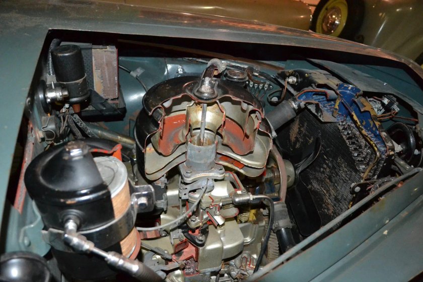 ГАЗ м20 моторный отсек