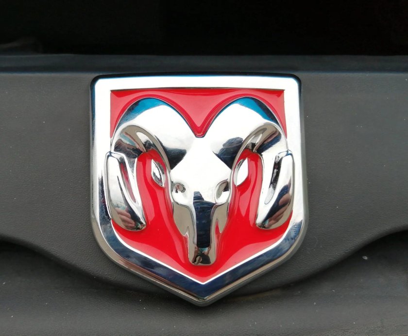 Додж Калибр значок машины