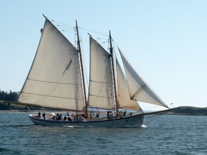 Двухмачтовая парусная шхуна