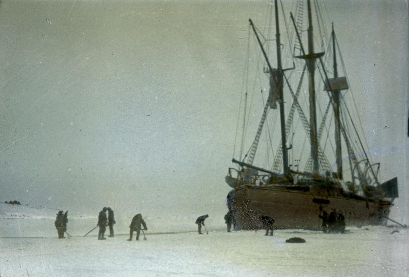 Руаль Амундсен корабль