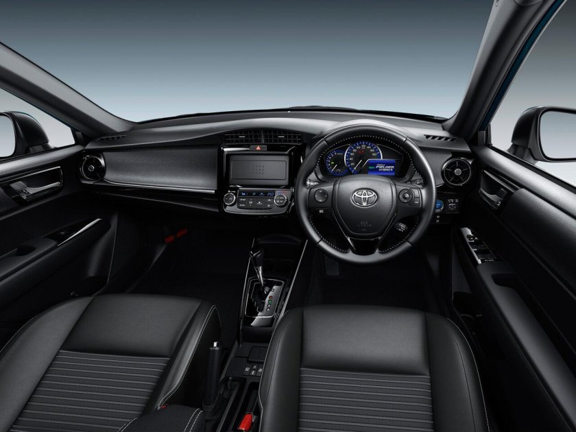 Toyota Corolla Fielder 2019 салон