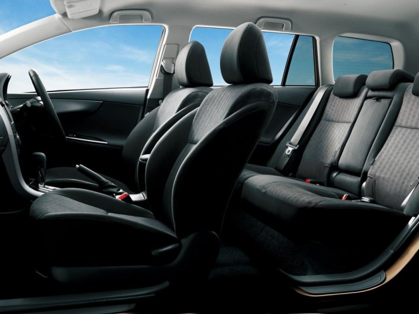 Toyota Corolla Fielder салон