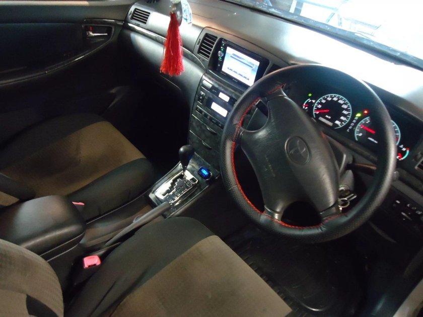 Toyota Corolla Fielder 2005 салон