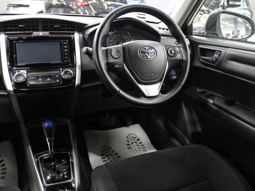 Toyota Corolla Fielder 2016 салон