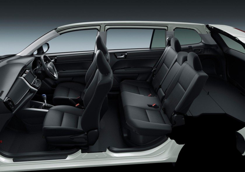 Toyota Corolla Fielder 2013 салон