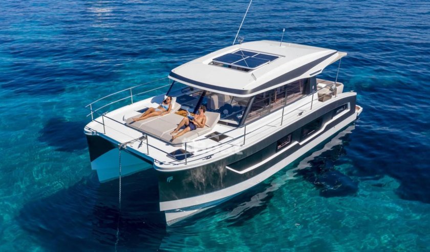 Моторный Fountaine Pajot