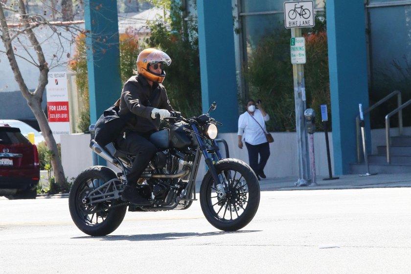 Брэд Питт на мотоцикле