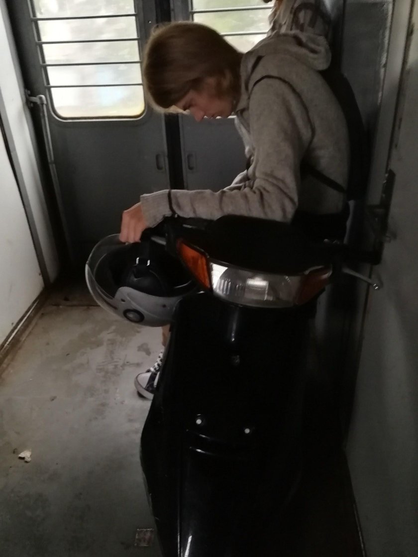 Мопед в электричке