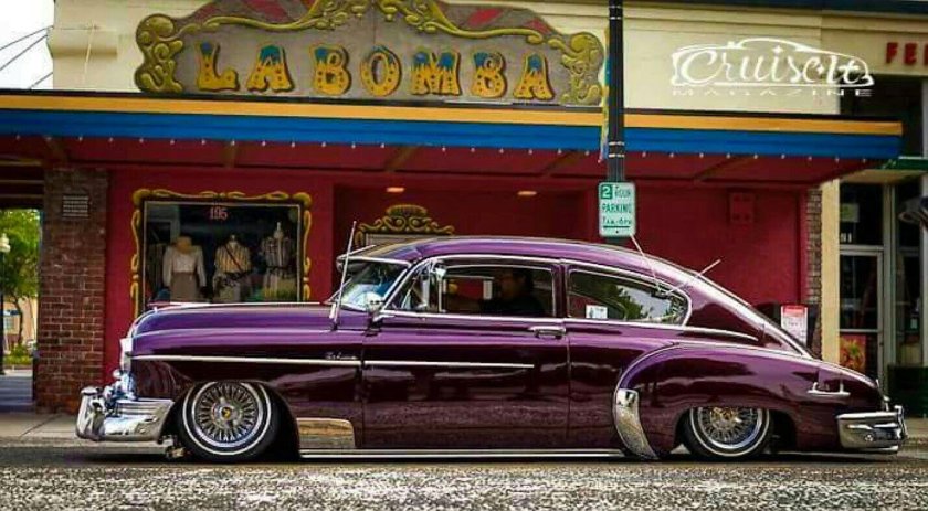 Серебристый лоурайдер с золотыми узорами