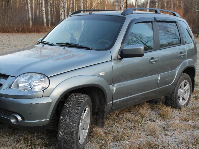 Chevrolet Niva серая