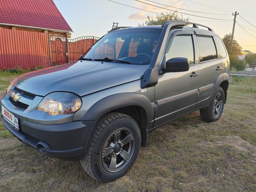 Шевроле нива серая