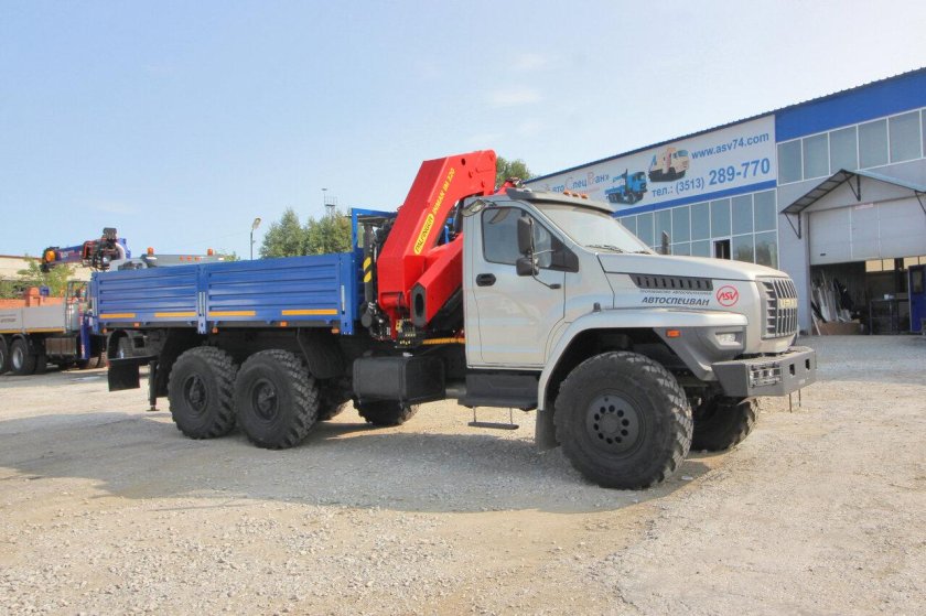 Урал бортовой с КМУ 2 кабины