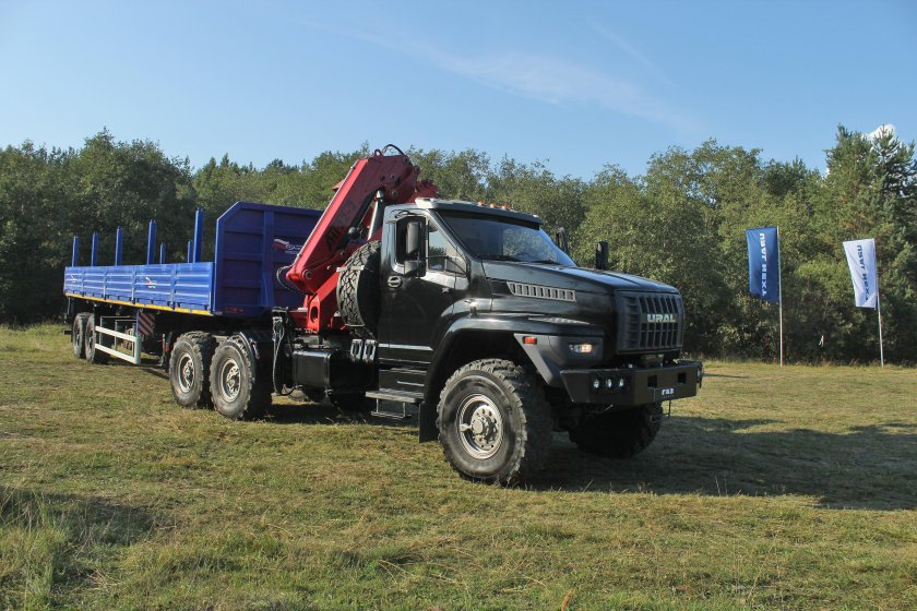 Урал Некст седельный тягач с КМУ