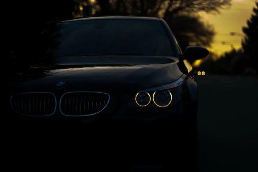БМВ м5 в темноте