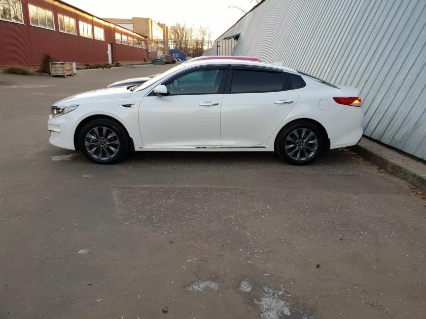 Белая Киа Оптима с дисками графит
