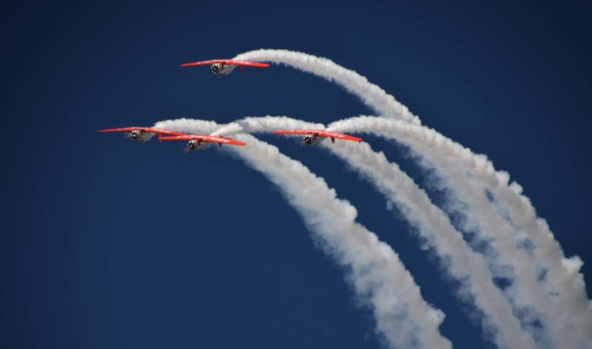 Самолет с красными линиями