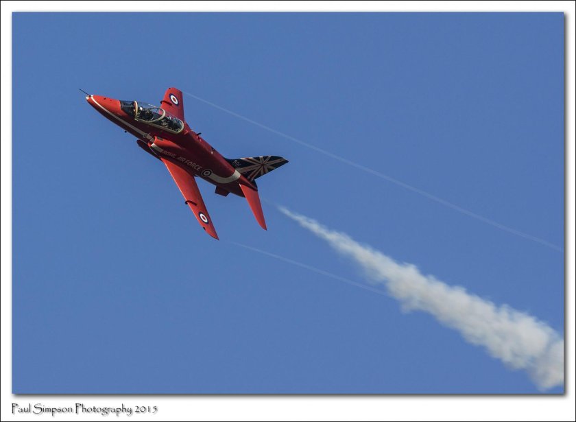 Самолет красного цвета