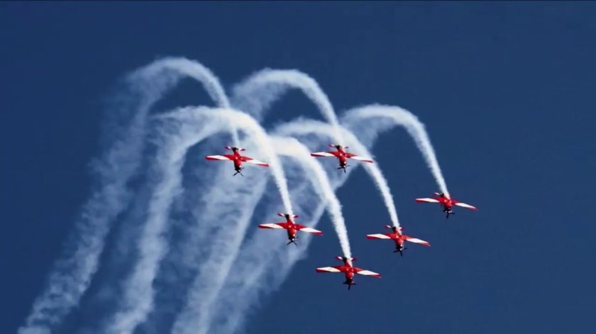 Реактивный самолет в небе