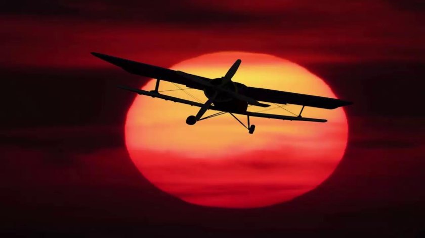 Самолет на фоне солнца