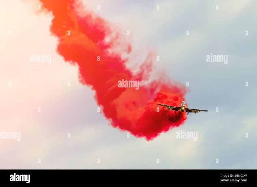 Красный дым от самолета