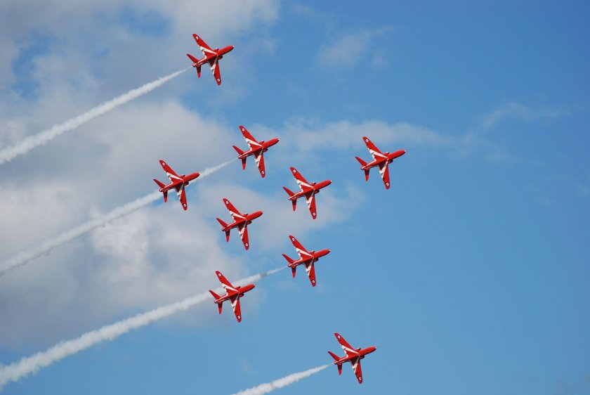 Самолет красного цвета