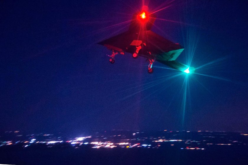 Беспилотник ночью в небе