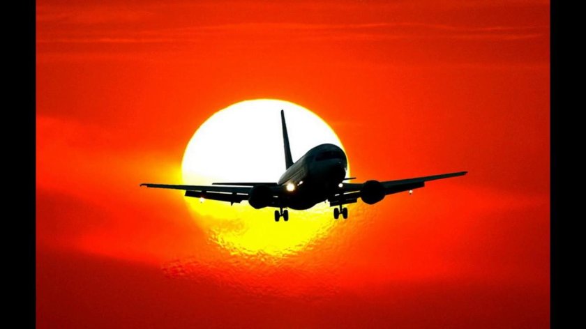 Самолет на закате