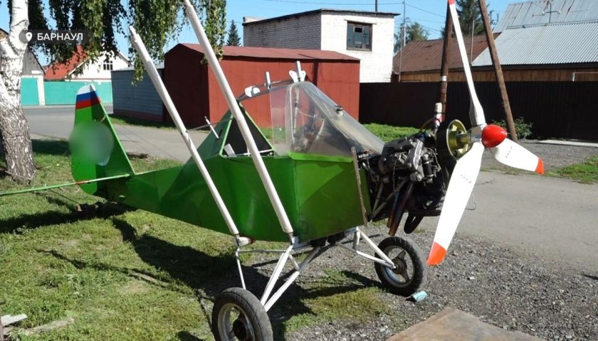 Маленький одноместный самолет