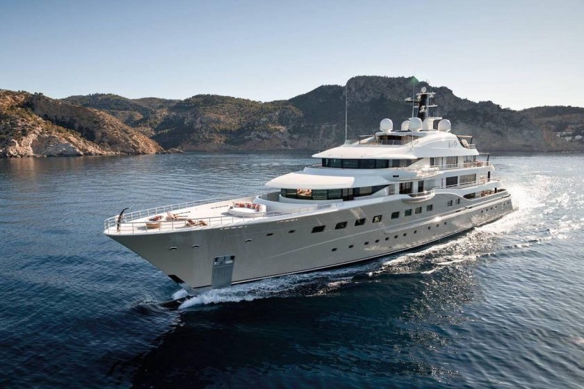 Яхта here comes the Sun