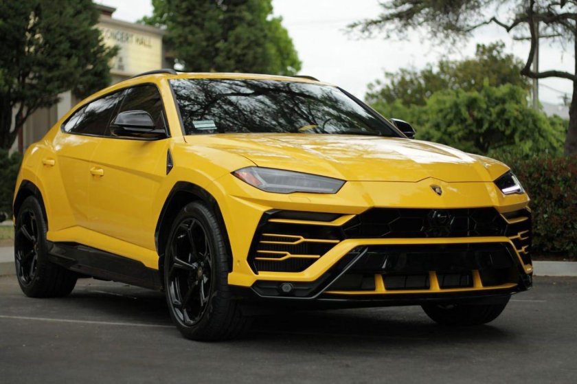 Lamborghini Urus желтый