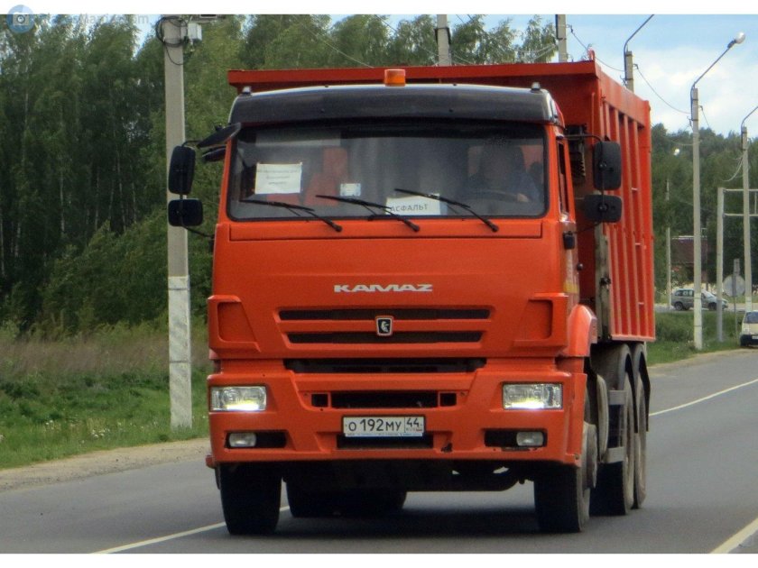 КАМАЗ 6520 красный