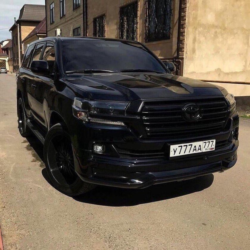 Toyota Land Cruiser 200 черный