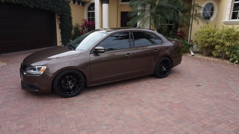 Джетта 6 коричневая на черных дисках