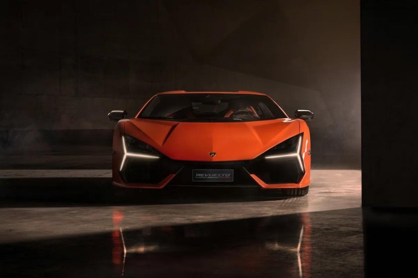 Суперкар Lamborghini revuelto