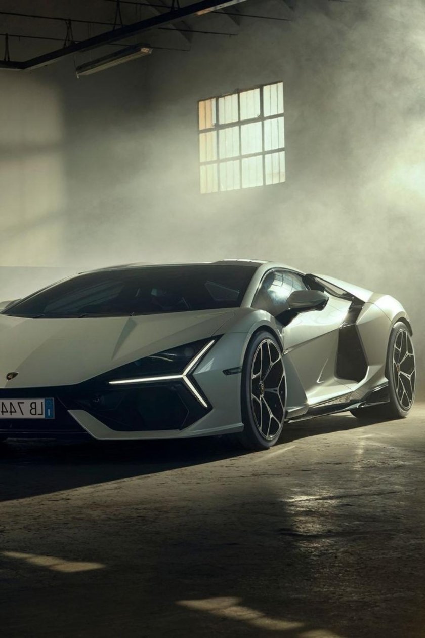 Lamborghini Ревуэлто