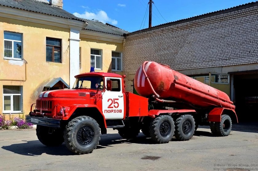 С полуприцепом ЗИЛ-131 пожарный