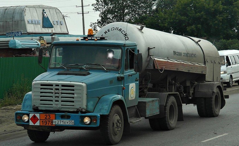 ЗИЛ 4421 тягач