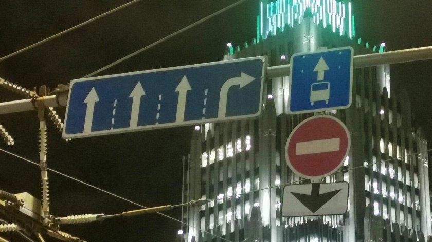 Кирпич над полосой для маршрутных транспортных средств