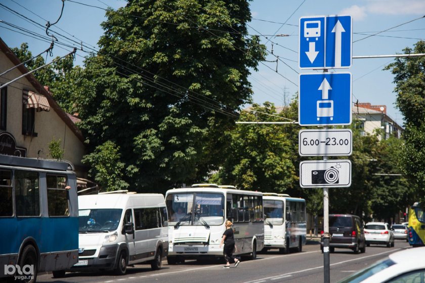 Выезд на дорогу с полосой для маршрутных транспортных средств