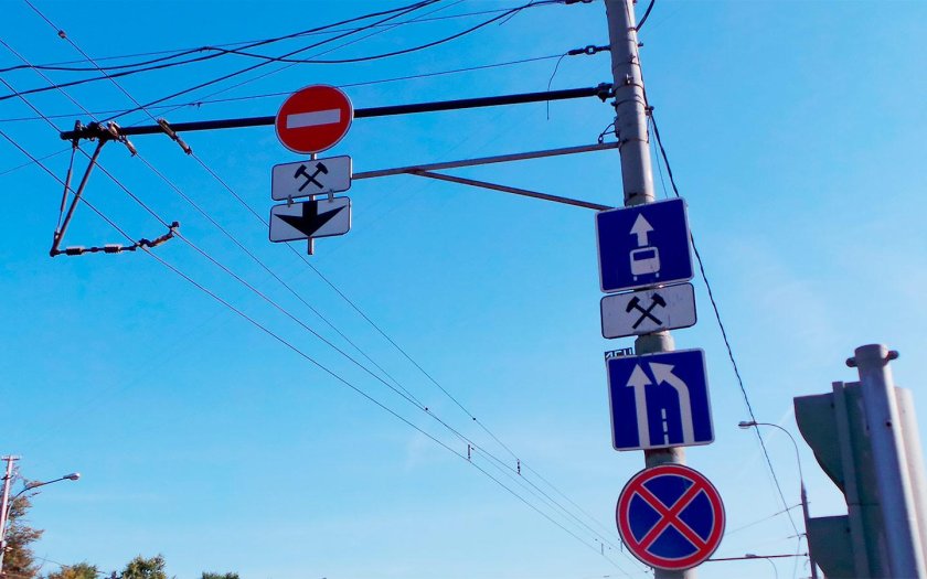 Выделенная полоса с кирпичом