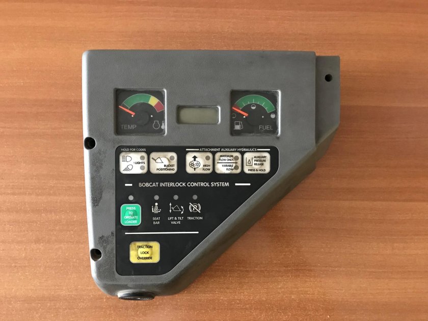 Панель приборов Бобкэт s175