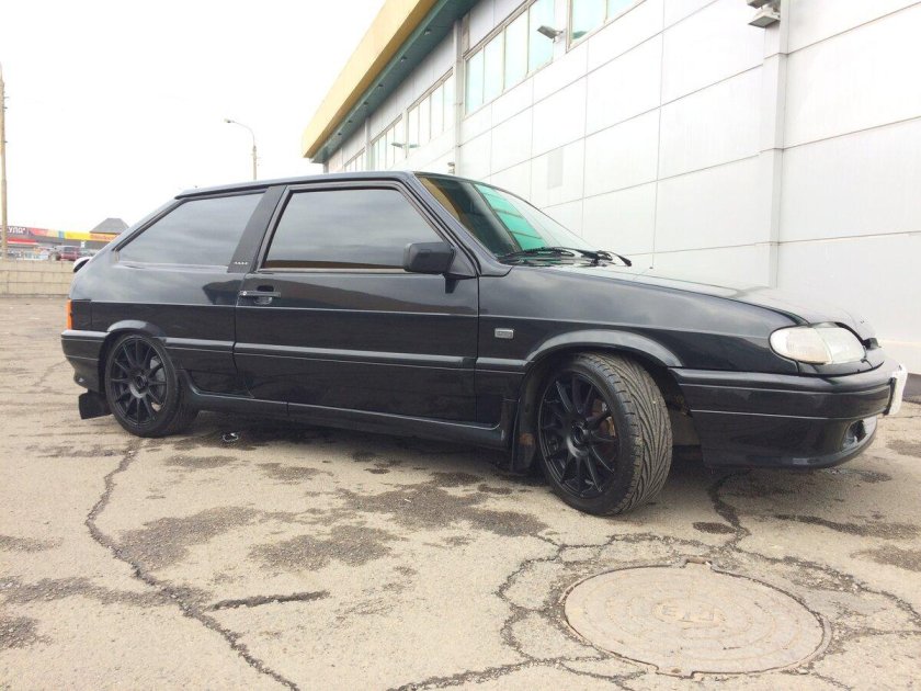 Черная ВАЗ 2113 на 15 дисках