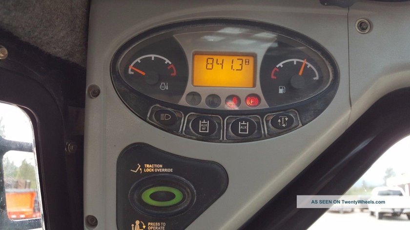 Панель приборов Бобкэт s175