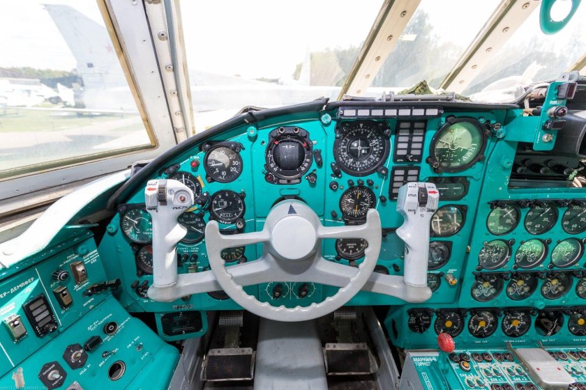 Ил-114 кабина пилотов