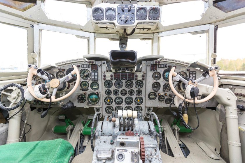 Ил 18 кабина