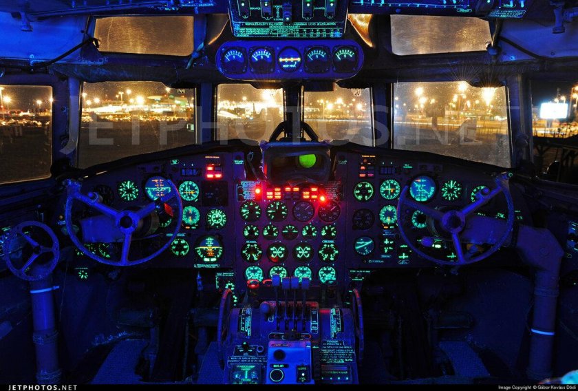 Ил-18 кабина пилотов