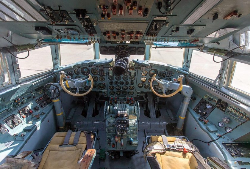 Ил-18 кабина пилотов