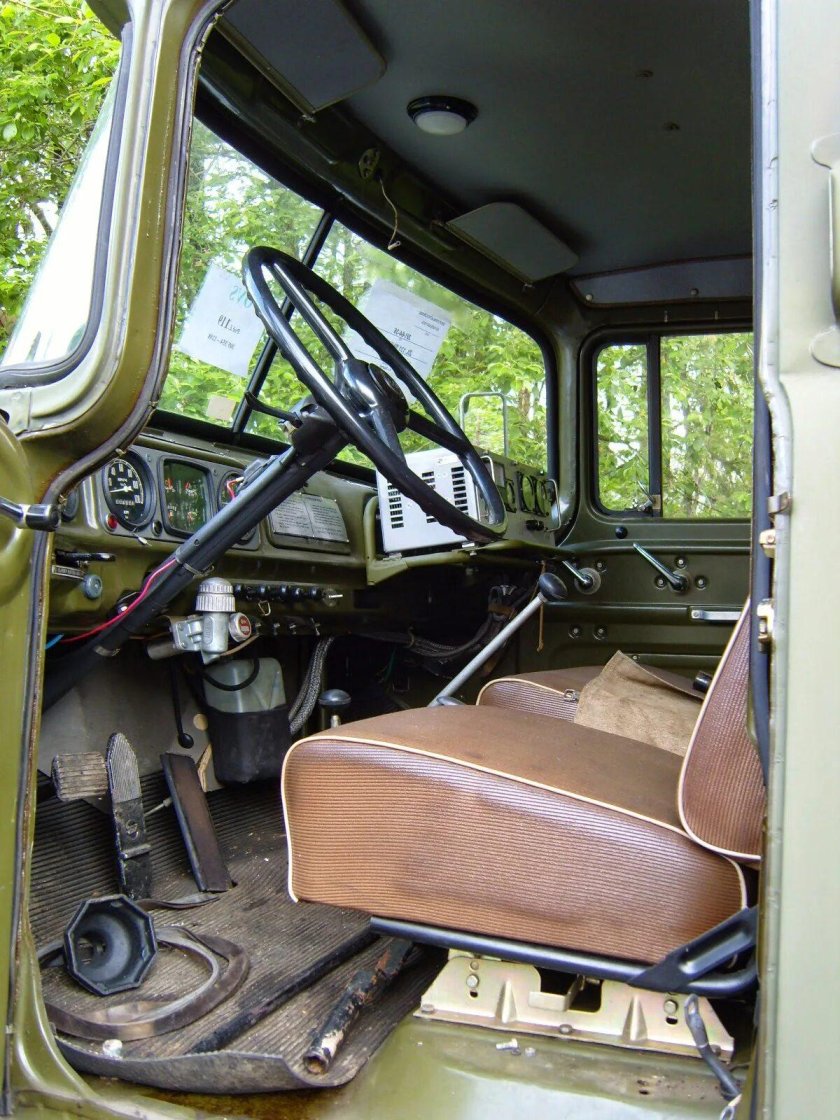 ЗИЛ 131 военный внутри кабины