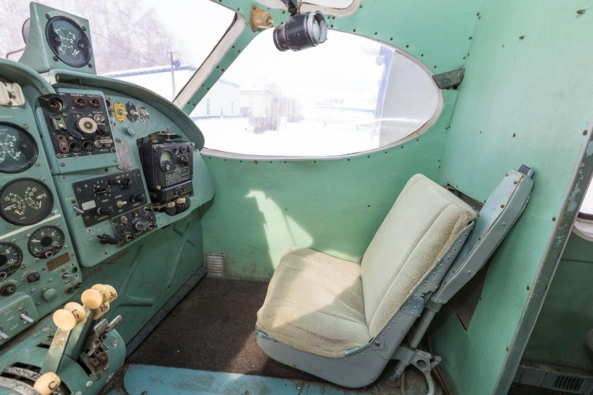 АН-14а Пчелка кабина