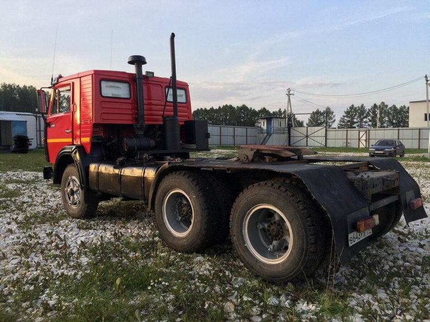 Красный КАМАЗ 5410 тягач